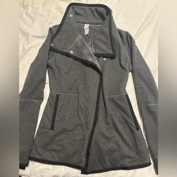 Ivivva by Lululemon Jacket EXTREMELY SOFT with thumb holes and 4 pockets and - Picture 1 of 7